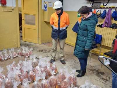 Na fotografii pracownica kopalni soli opowiada i prezentuje lampy solne.