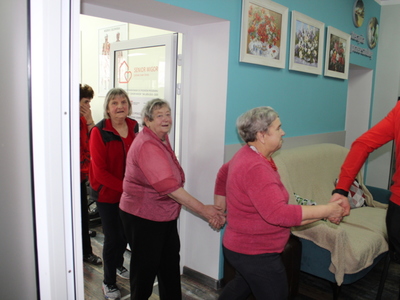 Na zdjęciu seniorki tańczące w wesołym pociągu.