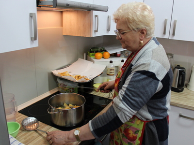 Fotografia przedstawia uczestniczkę DDP smażącą faworki.