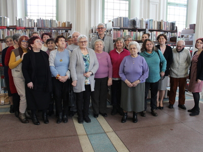 Zdjęcie grupowe przedstawia wszystkich uczestników wykładu.