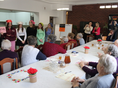 Zdjęcie przedstawia grupę dziewczyn przedstawiających nazwy kolorów w języku angielskim.