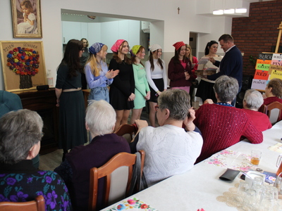 Na zdjęciu burmistrz wręczający słodkie upominki młodzieży oraz nauczycielom ze szkoły w Mąkolnie.