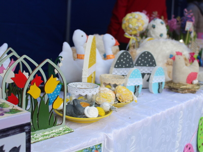 Zdjęcie przedstawia rękodzieło seniorów prezentowane podczas kiermaszu wielkanocnego.