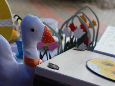 Na fotografii szyta gąska, pudełka decoupage i drewniane dekoracje prezentowane podczas sompoleńskiego kiermaszu wielkanocnego.