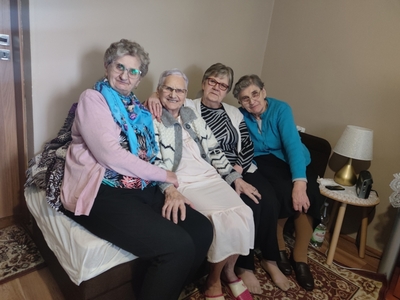 Fotografia wykonana w domu jednej z uczestniczek Domu Dziennego Pobytu Senior+ w Sompolnie. Przedstawia cztery seniorki siedzące na kanapie.