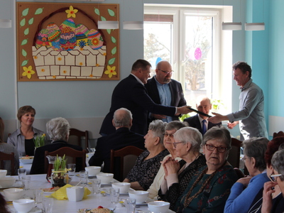 Zdjęcie przedstawia burmistrza miasta Sompolna oraz dyrektora MGOPS w Sompolnie wręczającego wolontariuszowi symboliczne podziękowanie.