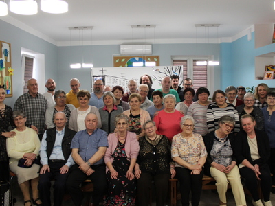 Zdjęcie grupowe przedstawiające wszystkich uczestników spotkania.