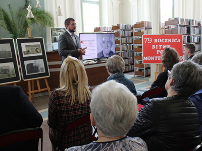 Zdjęcie przedstawia dr Krzysztofa Żabierka prezentującego biografię Stanisława Lizika – żołnierza walczącego pod Monte Cassino.