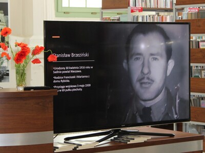 Zdjęcie przedstawia monitor ze zdjęciem Stanisława Brzezińskiego – żołnierza walczącego pod Monte Cassino.