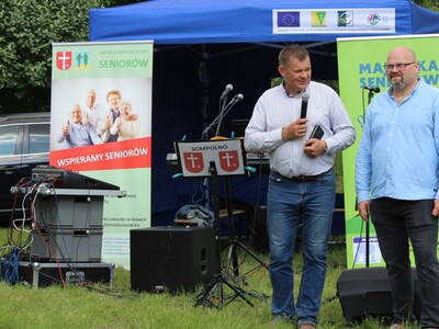 Zdjęcie wykonane w parku przy ulicy 11 Listopada. Przedstawia Pana Romana Bednarka – Burmistrza Miasta Sompolna oraz Pana Tomasza Majewskiego – dyrektora Miejsko – Gminnego Ośrodka Pomocy Społecznej w Sompolnie.