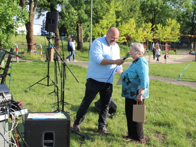 Dyrektor udzielający głosu laureatce konkursu