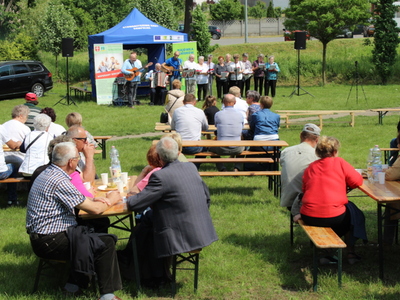 Na zdjęciu zespół Wiecznie Młodzi wraz z publicznością.