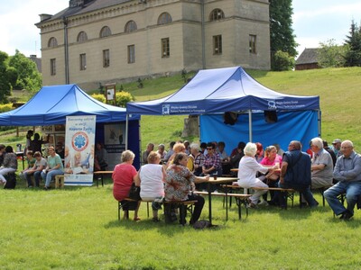 Zdjęcie przedstawia namioty MGOPS. W tle kościół ewangelicko – augsburski.