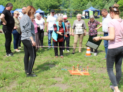 Na fotografii seniorzy grający w ringo.