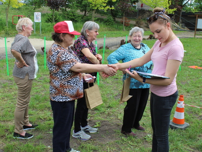 Wręczanie upominków za konkurencje sprawnościowe.