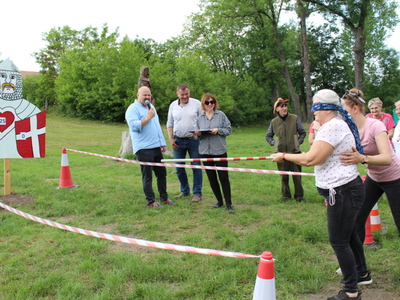 Zdjęcie przedstawia uczestników zabawy „błędny rycerz”