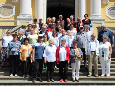 Na fotografii wszyscy uczestnicy wycieczki stoją na schodach Sanktuarium Maryjnego w Świętej Górze.