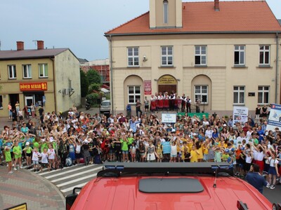 1)	Zdjęcie wykonane na Placu Wolności w Sompolnie. Przedstawia tłum tańczących mieszkańców biorących udział w teledysku do piosenki „Urodziny mojego miasta”.