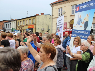2)	Na zdjęciu uczestnicy domu dziennego pobytu i pracownicy miejsko gminnego ośrodka pomocy społecznej w Sompolnie. Po prawej stronie banery mgops i ddp.