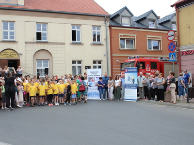 3)	Fotografia przedstawia uczestników teledysku nagrywanego na placu wolności.