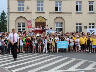 4)	Zdjęcie przedstawia tłum mieszkańców biorących udział w teledysku do piosenki „Urodziny mojego miasta”. Po lewej stronie burmistrz miasta Sompolna. W tle miejsko – gminny ośrodek kultury.