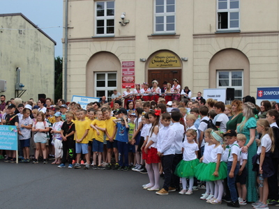 5)	Zdjęcie przedstawia tłum mieszkańców biorących udział w teledysku.