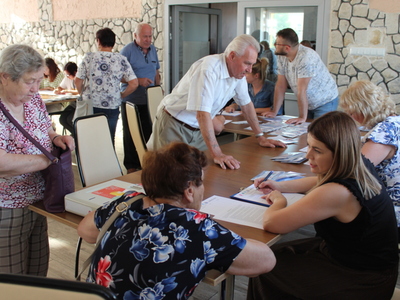 2)	Na zdjęciu pracownicy MGOPS w Sompolnie zapisujące osoby pobierające sompoleńską kopertę życia