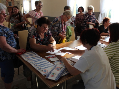 7)	Na zdjęciu pracownicy socjalni oraz osoby zainteresowane uczestnictwem w kopercie życia