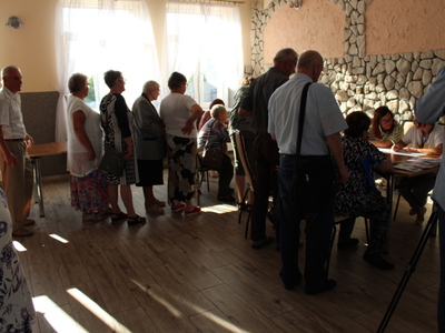 8)	Zdjęcie przedstawia kolejkę osób zainteresowanych pobraniem koperty życia.