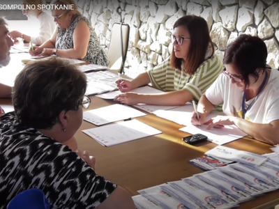 Na zdjęciu pracownicy Miejsko - Gminnego Ośrodka Pomocy Społecznej wydają osobom starszym koperty życia