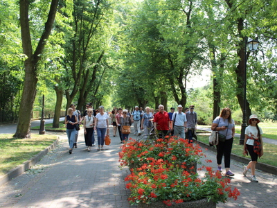 10)	Na zdjęciu cała grupa podczas spaceru przez park zdrojowy