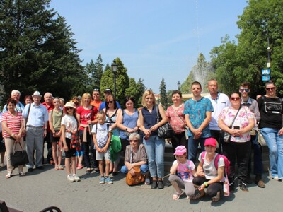 11)	Fotografia przedstawia wszystkich uczestników wycieczki integracyjnej