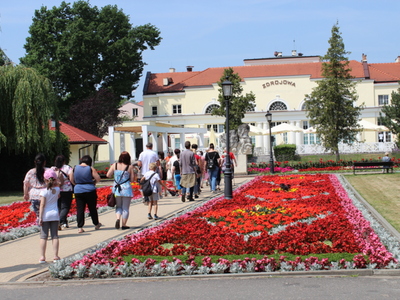 13)	Uczestnicy wycieczki idą w kierunku restauracji zdrojowa