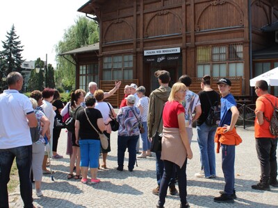6)	Grupa zwiedzających przy pijalni wód mineralnych