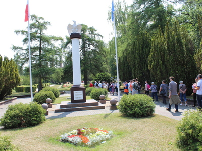 7)	Zdjęcie przedstawia spacer przy pomniku Romualda Traugutta