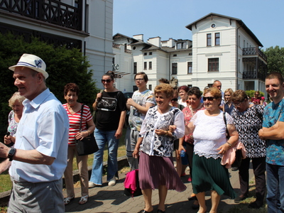 9)	Zdjęcie przedstawia spacer ulicami Ciechocinka