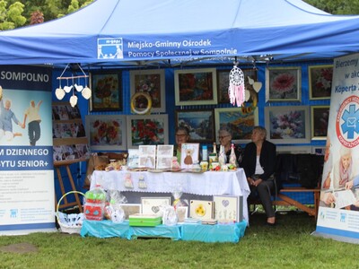 1)	Fotografia wykonana w parku przy ulicy 11 Listopada. Prezentuje namiot Miejsko – Gminnego Ośrodka Pomocy Społecznej w Sompolnie pod którym znajduje się stoisko Domu Dziennego Pobytu.
