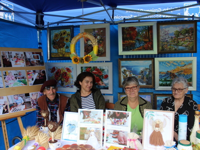 12)	Fotografia przedstawia stoisko DDP oraz delegację uczestników.