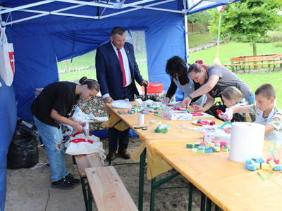15)	Zdjęcie przedstawia warsztaty robienia toreb z herbem miasta