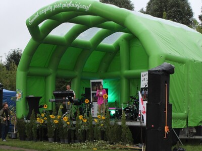 17)	Na fotografii Monika Susłyk – wokalistka śpiewająca w dniu jubileuszu