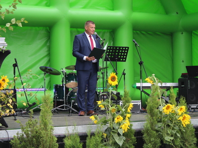 2)	Na zdjęciu Pan Roman Bednarek – burmistrz miasta Sompolna stojący na scenie podczas jubileuszu 50 lecia odzyskania praw miejskich