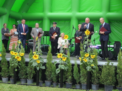 9)	Zdjęcie przedstawia wszystkich laureatów aktów nadania honorowych tytułów