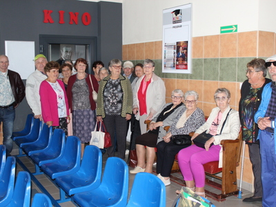 Zdjęcie wykonane przed salą Kina za Rogiem w Sompolnie. Przedstawia seniorów z domu dziennego pobytu .
