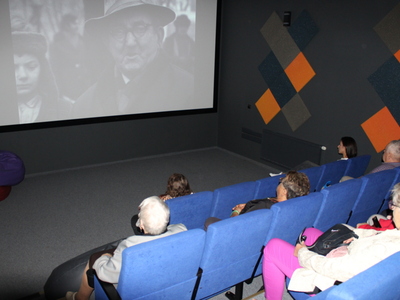 Uczestnicy seansu oglądający film o Sompolnie.