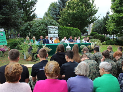Zdjęcie przedstawia lektorów oraz audytorium Narodowego Czytania.