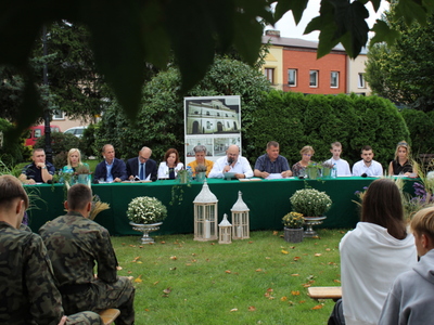 Fotografia przedstawia lektorów, a wśród nich Pana Tomasza Majewskiego – dyrektora miejsko – gminnego ośrodka pomocy społecznej w Sompolnie czytającego fragment powieści.