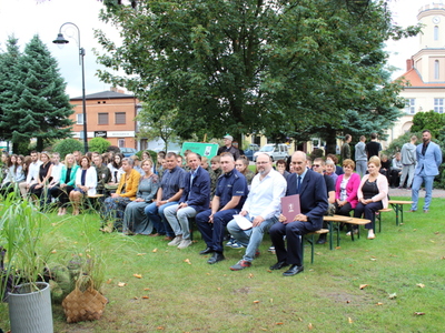 Zdjęcie grupowe przedstawia wszystkich uczestników Narodowego Czytania 2023