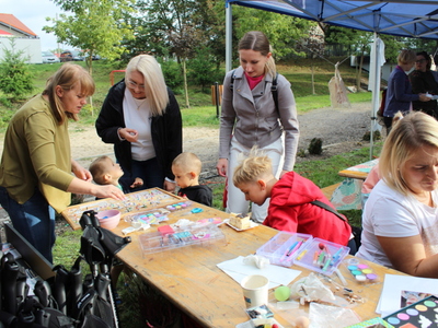 Zdjęcie pokazuje miejsce, gdzie dzieci miały wykonywane naklejane tatuaże oraz malowane buzie.