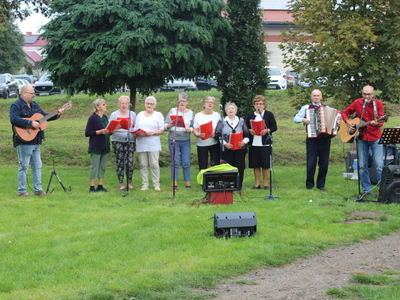 Na fotografii zespół Wiecznie Młodzi wraz z Panem Tomaszem Majewskim – Dyrektorem Miejsko – Gminnego Ośrodka Pomocy Społecznej w Sompolnie grającym na gitarze.