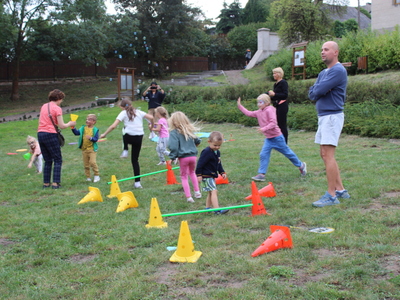 Na zdjęciu dzieci podczas konkurencji sportowych i animacji z bańkami mydlanymi .